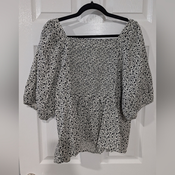 Old Navy Black & White Floral Smocked Back Top in Size XL - Picture 9 of 10